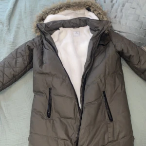 Jacka - Jacka i bra skick. Säljer dock jag inte använder längre. Perfekt för kylan. Pris kan sänkas 