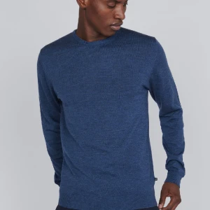 Stickad tröja - Stickad tröja från MQ. Fint skick! Storleken är medium och längd från halsringen/toppen av axeln är 68 cm. 100% ull. Nypris 1200 kr.