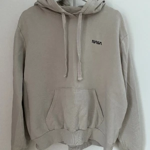 Hoodie - Hoodie med bronering ”nasa”, kommer ej till användning längre. 
