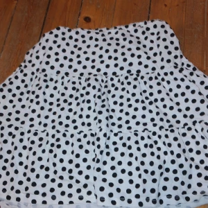 Kjol - Den är i väldigt bra skick och har inte används super mycket 🤍