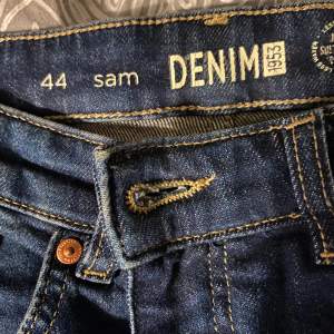 Jeans ifrån Kappahl i modellen Sam, men dom vart alldeles för långa så har klippt och sytt om längst ner vid benen 🤍 Säljer då dom nu är för stora för mig. Köparen står för frakt 📦 