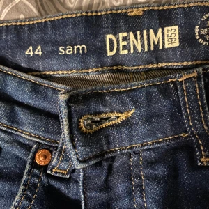 Jeans - Jeans ifrån Kappahl i modellen Sam, men dom vart alldeles för långa så har klippt och sytt om längst ner vid benen 🤍 Säljer då dom nu är för stora för mig. Köparen står för frakt 📦 