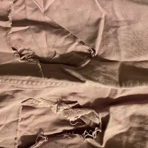 Häftiga pastel-lila byxor med hål vid knäna 🤍 Köparen står för frakt 📦 