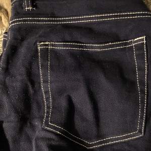 Häftiga byxor med vita sy-detaljer längs hela byxorna 🤍  Köparen står för frakt 📦 