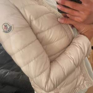 Moncler jacka i superbra skick! Säljer pga kommer inte till användning❤️ skriv gör mer info eller andra frågor!💕 Den är i barnstorlek ( 10 år) så den sitter som en tightare jacka, men passar XXS/XS❤️