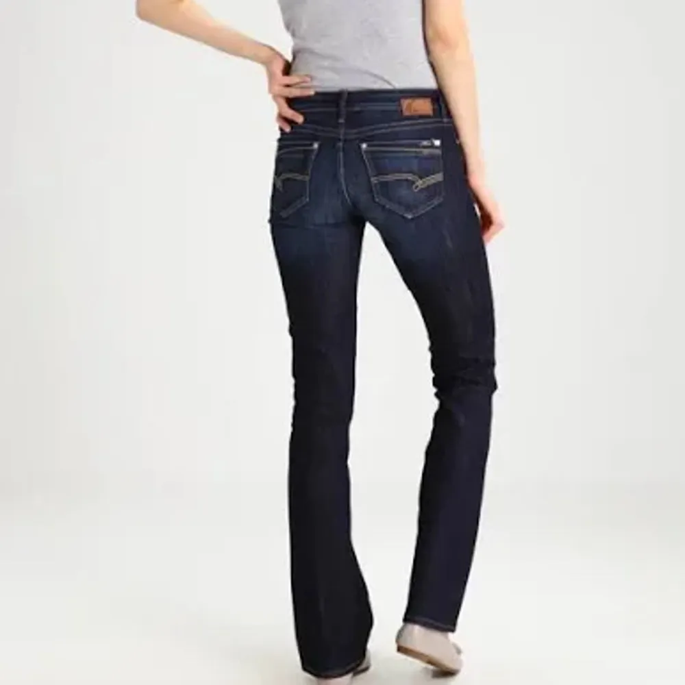 Snyggaste mavi jeansen i stl 28/32 använda men fint skick!! Midrise straight jeans💕💕❤️‍🔥. Tröjor & Koftor.