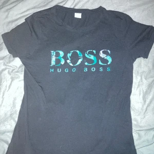 Hugo Boss T-shirt  - Lite andvänd  Ekta men har ej kvitto  Ingen frakt 