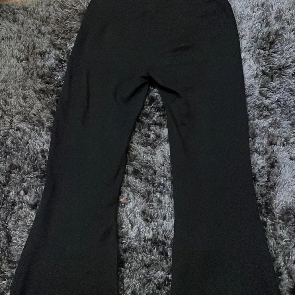 De är i okej skick!, rensade nyss min garderob och hittade saker jag växte ut för länge sedan! De är från Lindex och är i strlk 146-152! De är inte anväda så mkt.orgianl pris typ 200-300kr. Farkut & Housut.
