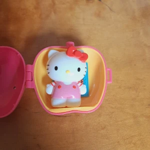 Hello kitty figur - Figur med ett slags hus. Klistermärken på men annars bra skick. Pris är diskuterbart 😊💖