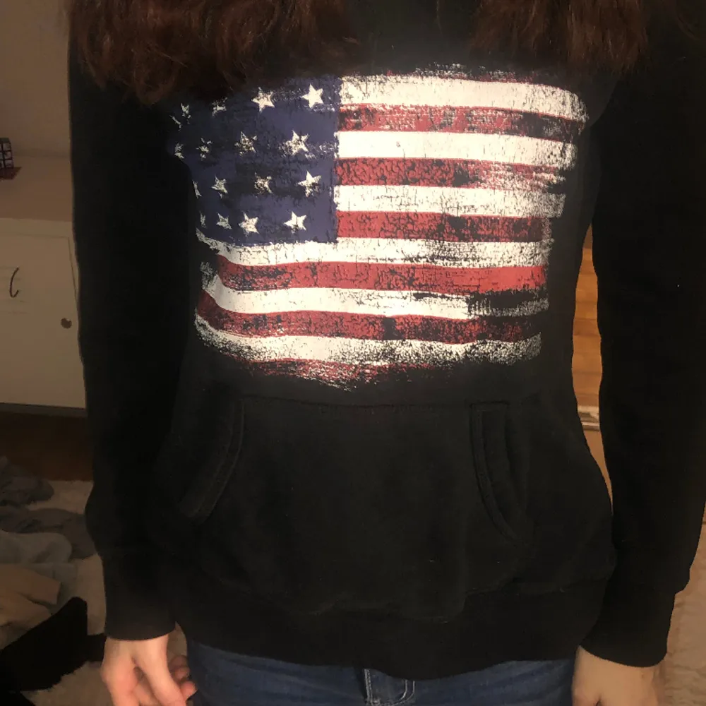 Svart hoddie med en usa flagga med en ficka. Hoodies.