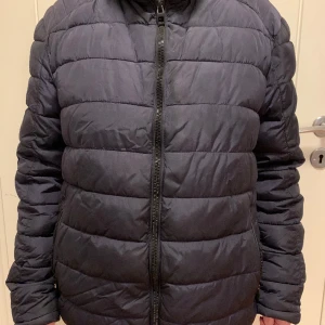 Vinterjacka - Fin vinterjacka från Zara. Varan har använts men är i fint skick. 100% polyester 