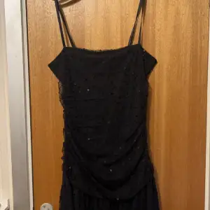 En svart paljett klänning med dragkedja från Ginatricot i Stl M! Använd några gånger i somras men inte använd sen dess 
