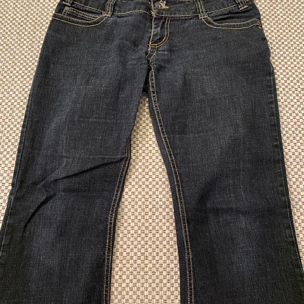 Jättesnygga low waist jeans från ONLY i storleken W38L32. Priset kan diskuteras.. Jeans & Byxor.
