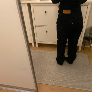 Svarta Levis 501 - Skit snygga svarta jeans ifrån Levis i modellen 501. Storlek W31L34. Gylfen är sönder så jag har använt en nyckelring där och det går att dra upp gylfen då, inget som syns när man har på sig byxorna. Priset kan diskuteras.