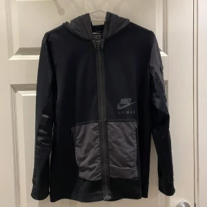 Nike AIRMAX  - Denna airmax kofta är i bra skick där den passar S/M, jätte fin och bra kvalite en av mina favoriten som tyvär inte passar. Från JD sports 