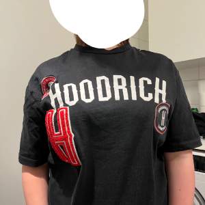 En enkel Hoodrich t-shirt utan skador, ord pris 500kr storlek S. Varan säljs ej längre därav pris på tröjan. Köpt på herr avdelning men passar båda kön lika bra. 