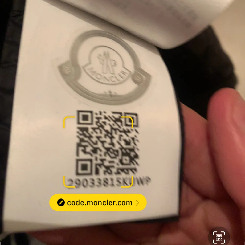 Säljer denna asfeta moncler cardiganen i storlek S. Modellen är 181cm. Den sitter lite litet som man ser på bilden. QR samt Scan på loggan funkar och alla industrilapparna finns kvar. Mitt pris är 2799kr!. Hoodies.