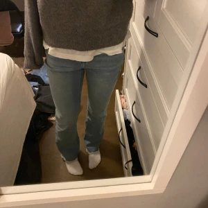 Jeans med fransar - Bootcut jeans med superfina fransar nertill 💓 Knappt använda och skicket är som nytt.  Storlek 164 men passar mig som ofta har 34/xs/s !!