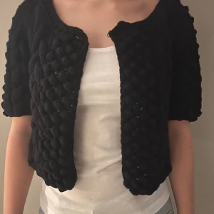 Kortärmad kofta - Jättesöt kortärmad tröja som är i storlek M men passar S-XS bättre❣️❣️