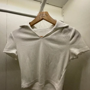 Kroppar T-shirt - Söt kroppar t-shirt med en liten krage, använd någon gång och är i väldigt bra skicka. Hör av dig vid frågor och funderingar🫶🏼