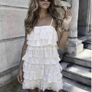 Vit klänning - Säljer min vita klänning från zara då den inte riktigt passade mig💕Mycket bra kvalitet, inga skador eller defekter💕Storlek S