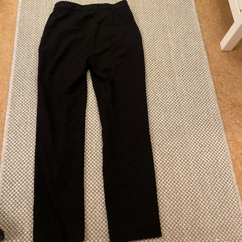Svarta kostymbyxor i storlek 32. . Jeans & Byxor.