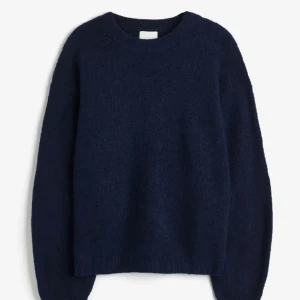 Marinblå stickad tröja - Säljer denn mörkblåa stickade tröja från hm som är slutsåld, i storlek S pris kan diskuteras 