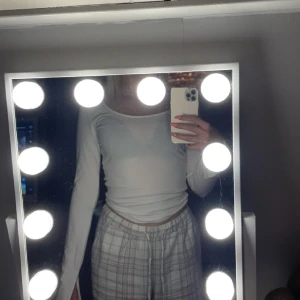 Vit u-ringad tröja - Vit tröja i storlek S, använt rätt mycket men inget slit och i bra skick fortfarande. 