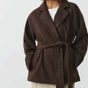 Gina kappa!💕❤️‍🩹 - Jag säljer mina gina kappa, knappt användt, denne nyskick, och jätte fint inför våren. Kom privat för bilder på kappan🩷🩷🩷