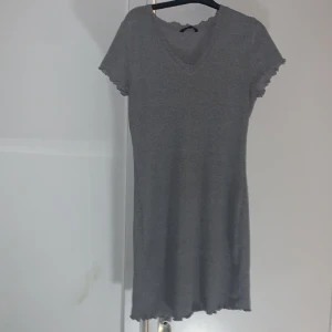 Grå sommarklänning vår  - Tunn klänning, figur nära är skön på sommaren