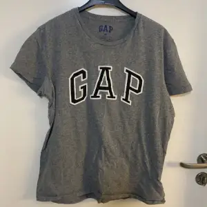 Fin skick GAP T-shirt grå meduim 