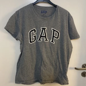 GAP T-shirt grå medium  - Fin skick GAP T-shirt grå meduim 