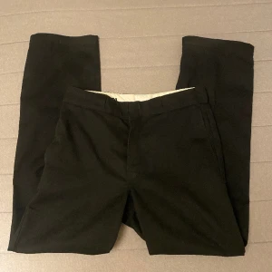 Dickies byxor - Svarta byxor från dickies med raka ben. Sitter väldigt fint på😄