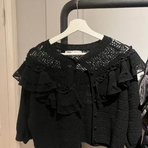 trekvartsärmad topp  - Jätte fin trekvartsärmad topp från zara som inte kommer till användning 🥰 skriv för fler bilder 