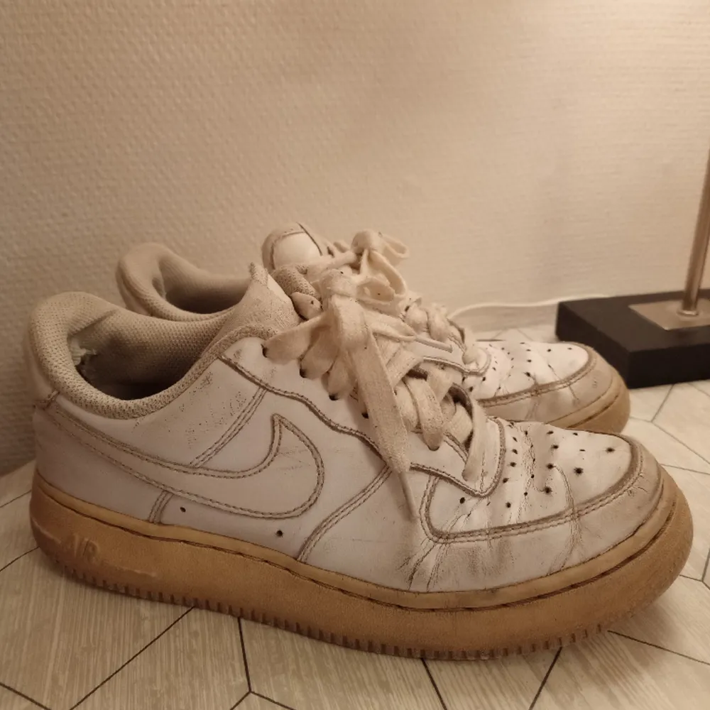 Säljer nu mina Nike Air Force. Båda skorna har en defekt på bakkappan, men det påverkar inte bekvämligheten. Sulan ser inte så gul ut som på bilden, den ser mer beige ut. Köparen står för frakten❣️. Skor.