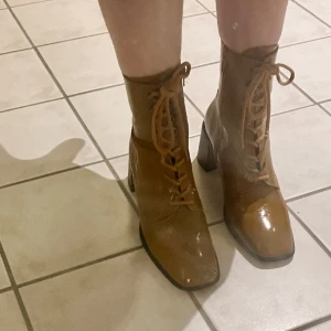 Högklackade boots från Miista - Högklackade skor från Miista, bara använda ett fåtal gånger så är i bra skick :) originalpris ca 2500:-