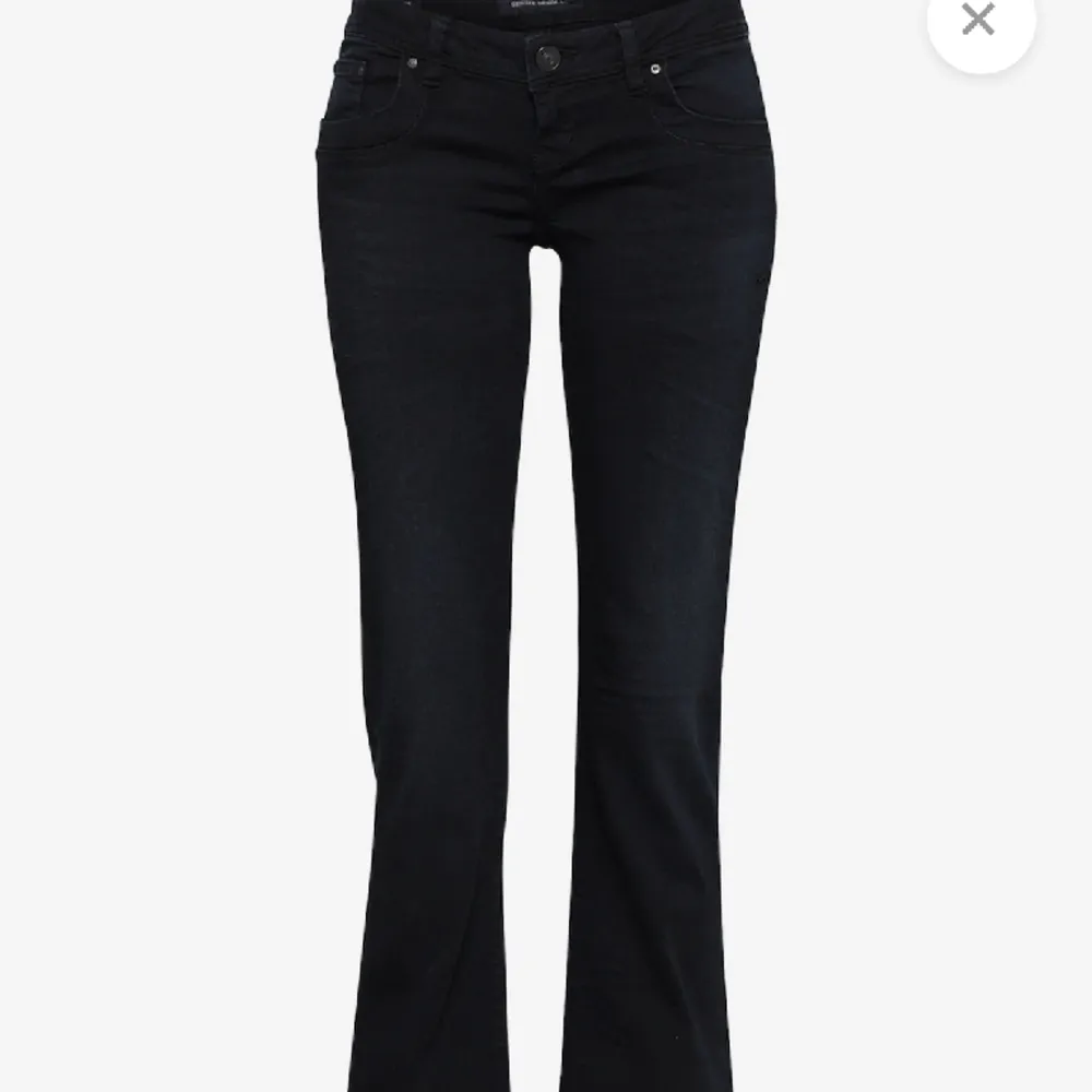 säljer Ltbs roxy flared jeans i storlek 29x32 då de är lite för stora och därför inte kommer till användning! köpta på zalando och endast använts enstaka gånger🫶🏼. Jeans & Byxor.
