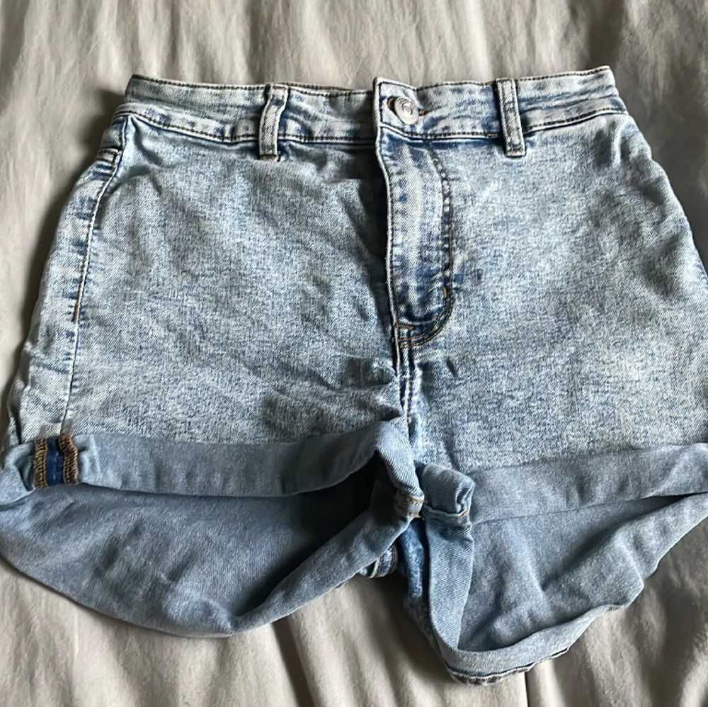 2 par jeans shorts från H&M. Stolek 36. Knappt använda. Säljer då dem är för stora och inte använts mycket. 1 par för 50, 2 för 100. Shorts.