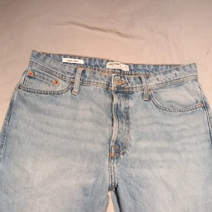 Jack and jones chris jeans - Tja säljer ett par ja k and jones jeans som är riktigt populära Bra skick inga defekter Storlek 29/32 