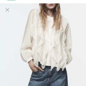 Zara blus - Säljer min oanvända blus från zara då den inte kommer till användning. Har använt den någon enstaka gång men då väldigt sparsamt alltså är kvaliteten som ny! Den köptes för 379 och jag säljer den för 170 + frakt ☺️💕 