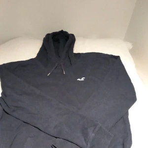 Hollister hoodie - Tja säljer en fett hoodie  Bra skick inga defekter Mörkblå Storlek S