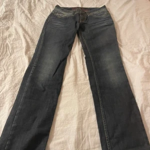 Lågmidjade jeans  - Lågmidjade Tommy Hilfiger jeans Victoria blue vax i bra skick!  W26 L34