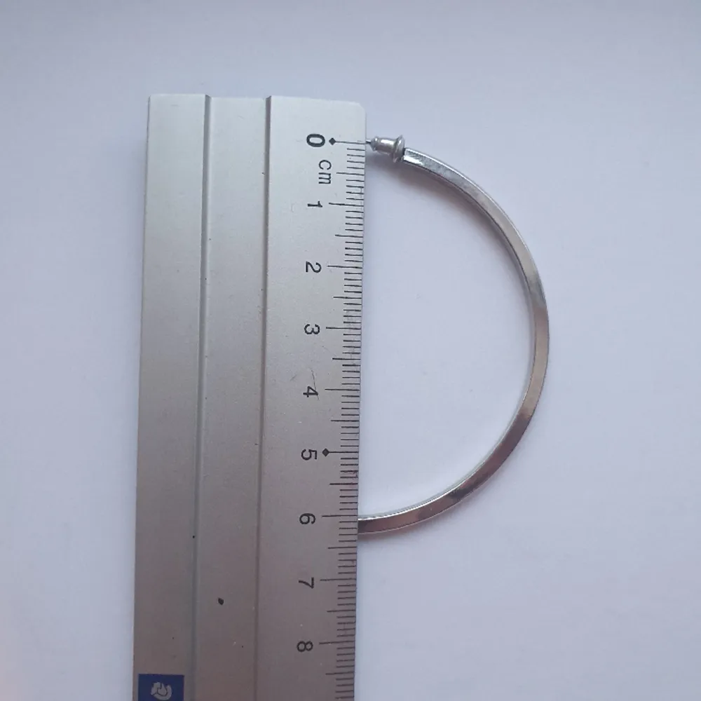 Silverfärgade hoops som jag inte använder längre :) diameter 6.5 cm. Accessoarer.