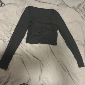 Tröja  - Bra skick, magen syns lite. 