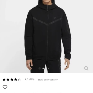 Nike Tech Fleece tröja M - Nyskick använd två ggr. Strl M Pris 500. Priset nu ligger på 1100 på rean. 