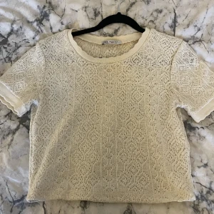 Topp från zara - Fin topp från zara, är storlek s men passar nog xs också 💕