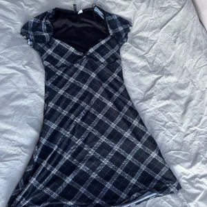 Goth klänning  - Jätte fin goth klänning från H&M, har använt den totalt två gånger (har Inge defekter) 