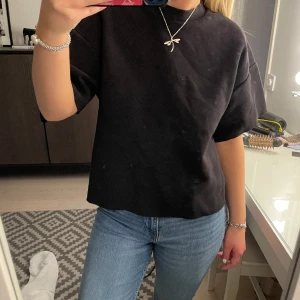 T-shirt - En tjockare t-shirt i hoodie material, super skön och snygg perfekt till vardags eller till fest med mycket smycken!