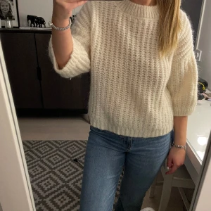 Stickad tröja! - Vit stickad tröja från Gina. Super fin och sparsamt använd! (Kan gå ner i pris vid snabb affär).