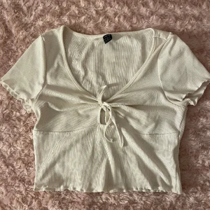 Vit topp - Inte min typ av stil. Använt 1-2 gånger.